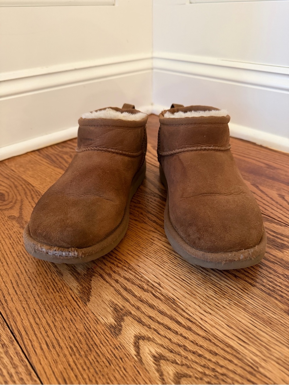 UGG Classic Mini Boots – Size 4 (Women’s) – Chestnut Brown